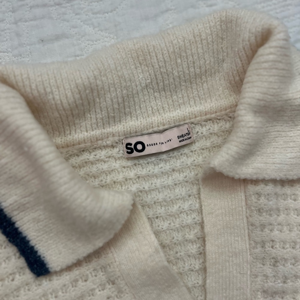 SO Cream V-Neck Sweater with Navy Trim Size Large - Picture 3 of 4